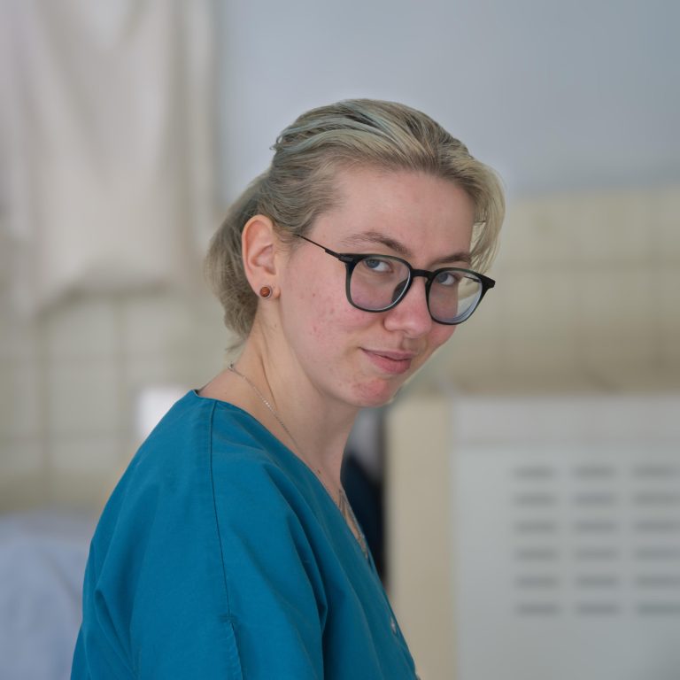 Clara, assistante vétérinaire — Clinique du Pré Saint-Gervais